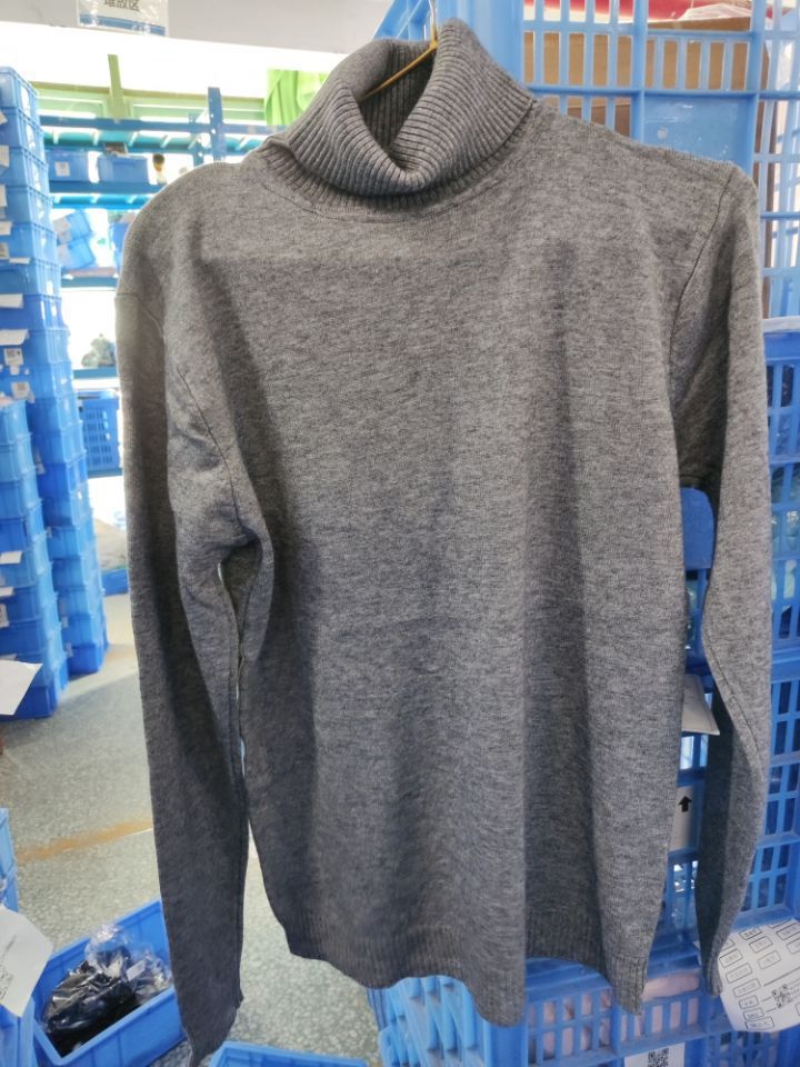 Men's elegant turtleneck sweater made of fine merino wool Skorter