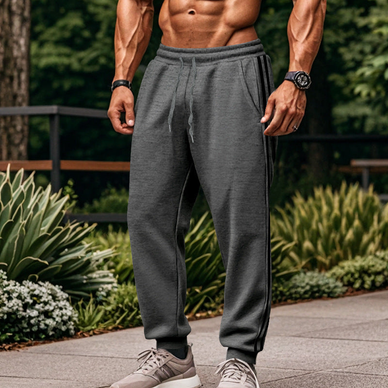 Men's sporty training pants with side stripes Skorter