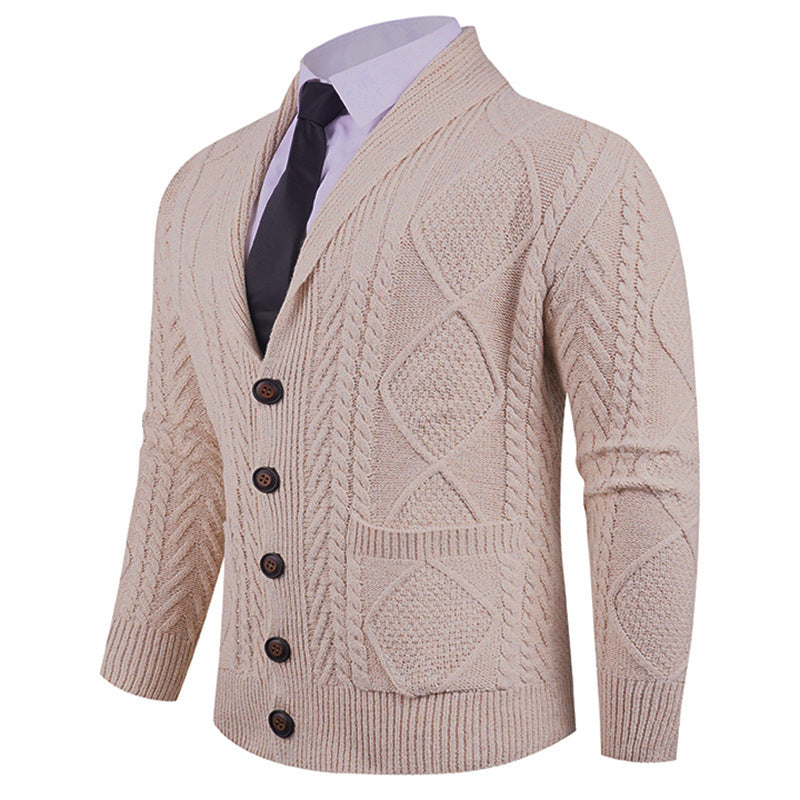 Herrkofta med distinkt kabelstickat mönster och snygg sjalkrage Skorter