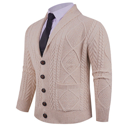 Herrkofta med distinkt kabelstickat mönster och snygg sjalkrage Skorter