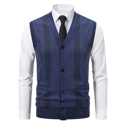 Herrkofta med klassisk V-ringning och fint kabelmönster Skorter