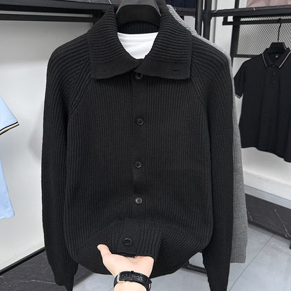 Herrkofta med mjukt ribbstickat mönster och button-down-krage Skorter