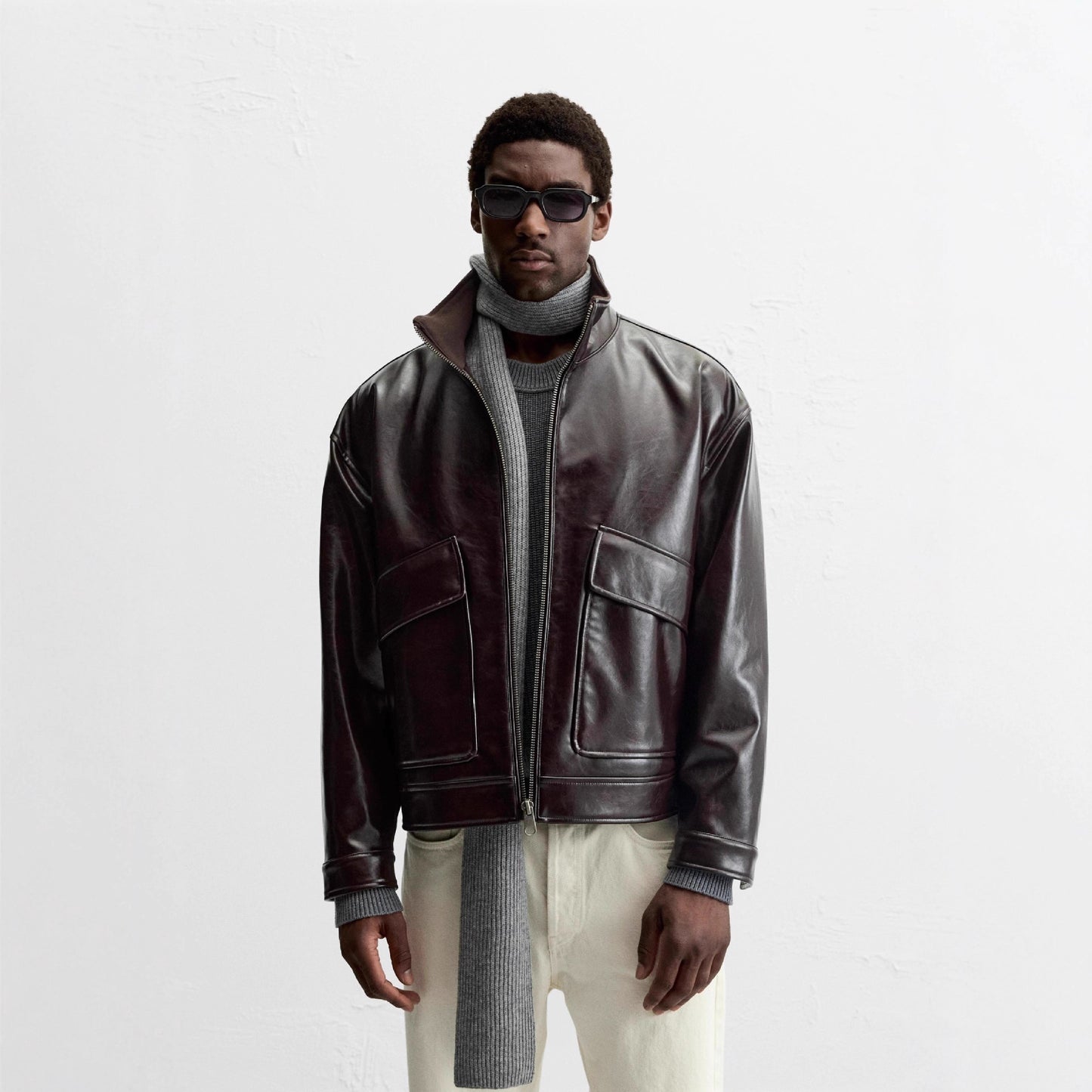 Herrbikerjacka i premiumkonstläder med praktiska fickor med lock.