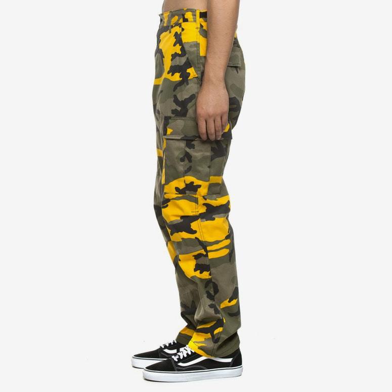 Men's cargo pants in modern camouflage design with multiple practical pockets Skorter