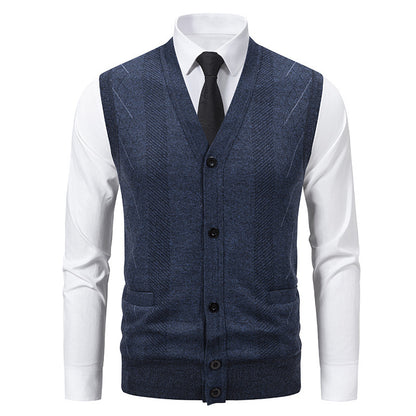 Herrkofta med klassisk V-ringning och fint kabelmönster Skorter