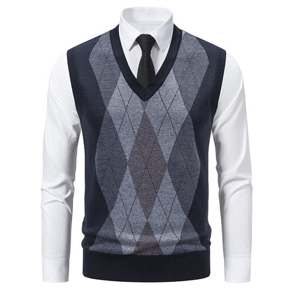 Men's sweater with V-neck and classic diamond pattern Skorter