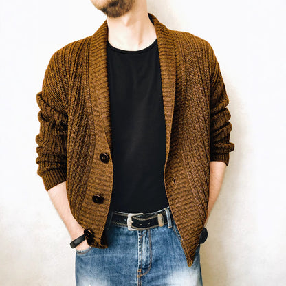 Herrkofta med stor krage och dekorativa knappar Skorter