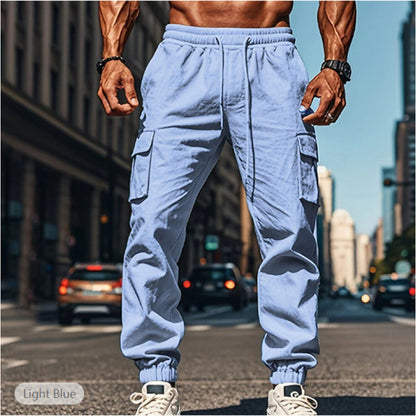 Herr cargobyxor tillverkade av andningsbart material med elastisk midja och praktiska fickor.