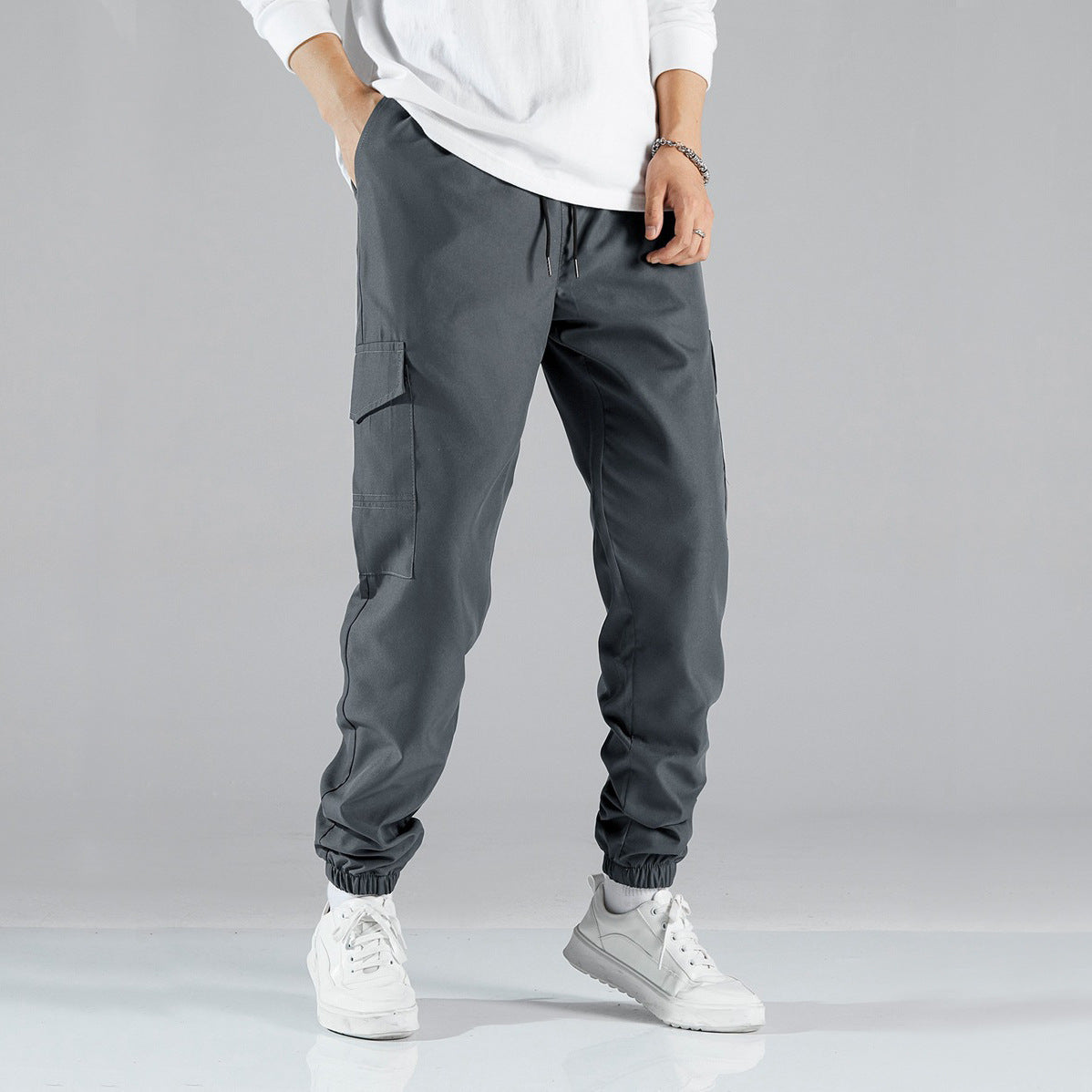Men's cargo pants with adjustable waistband and practical side pockets Skorter
