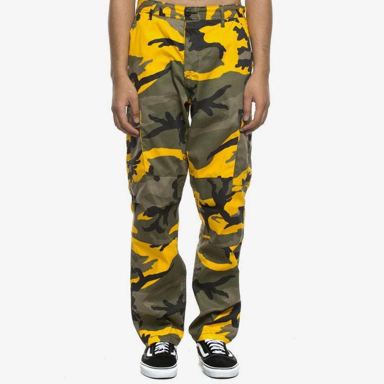 Men's cargo pants in modern camouflage design with multiple practical pockets Skorter