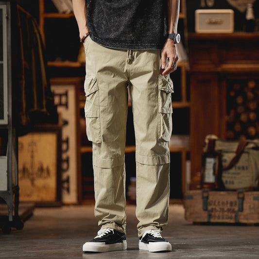 Herr cargobyxor med många praktiska fickor och elastiskt midjeband.