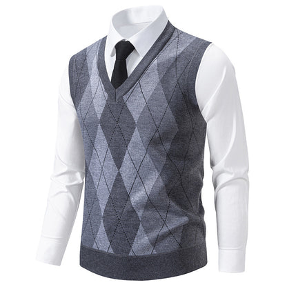 Men's sweater with V-neck and classic diamond pattern Skorter