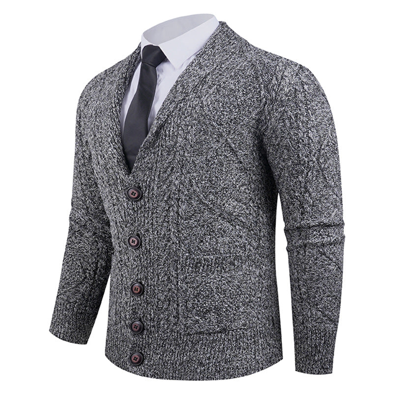 Herrkofta med distinkt kabelstickat mönster och snygg sjalkrage Skorter