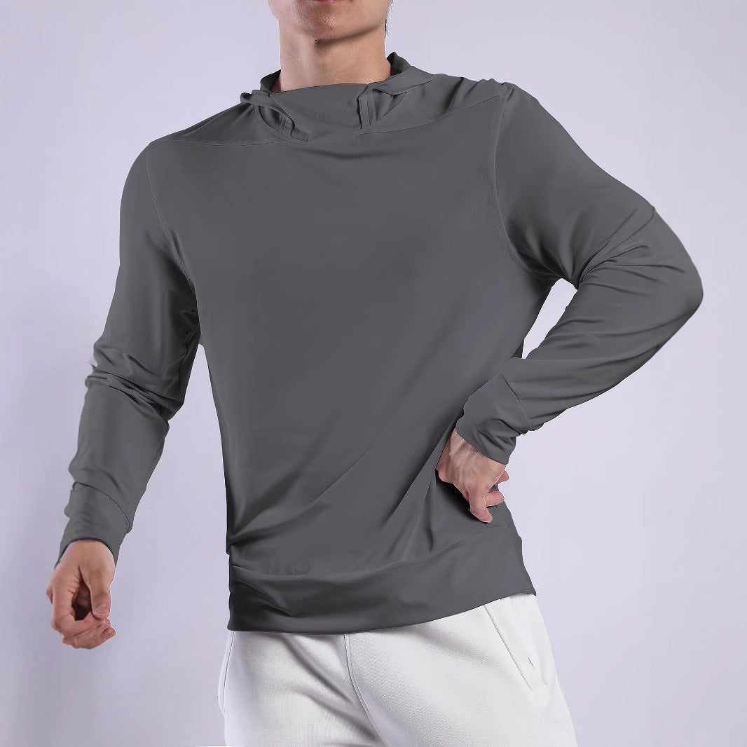 Andningsbar träningstopp för män med innovativ huva och fuktreglerande materialskorter