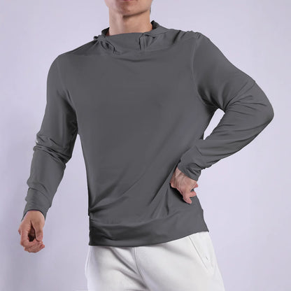 Andningsbar träningstopp för män med innovativ huva och fuktreglerande materialskorter