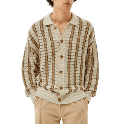 Herrkofta med elegant spetsmönster och praktiska knappar Skorter