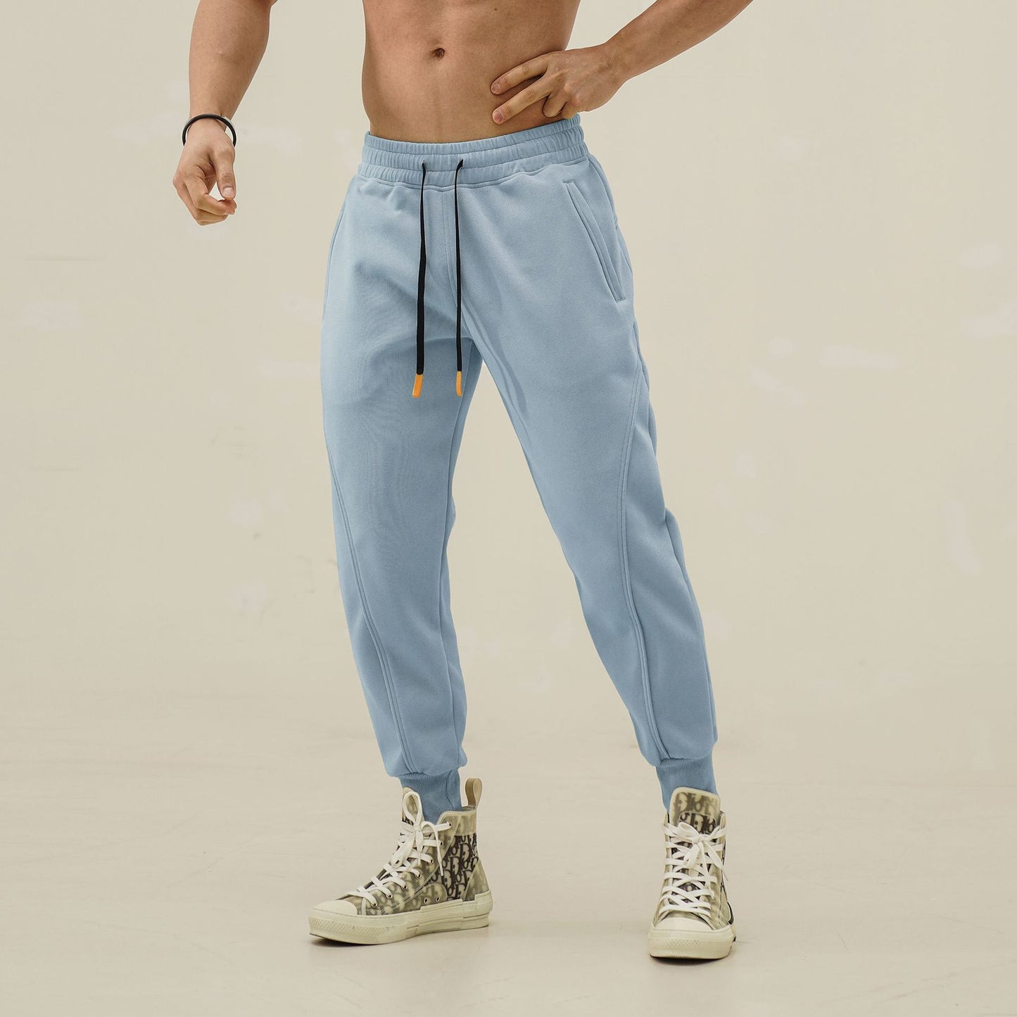 Men's sporty sweatpants with elastic waistband and side zip pockets Skorter