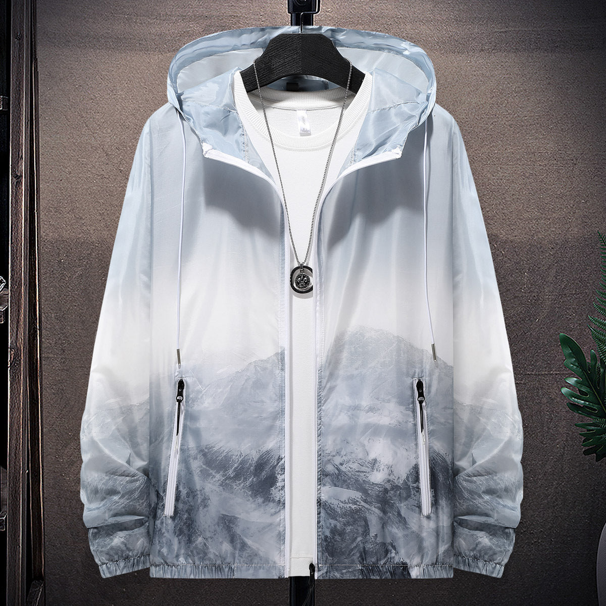 Men's wind and water-resistant lightweight jacket with adjustable hood and reflective details Skorter