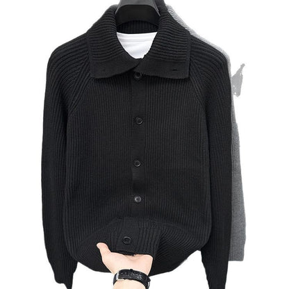 Herrkofta med mjukt ribbstickat mönster och button-down-krage Skorter