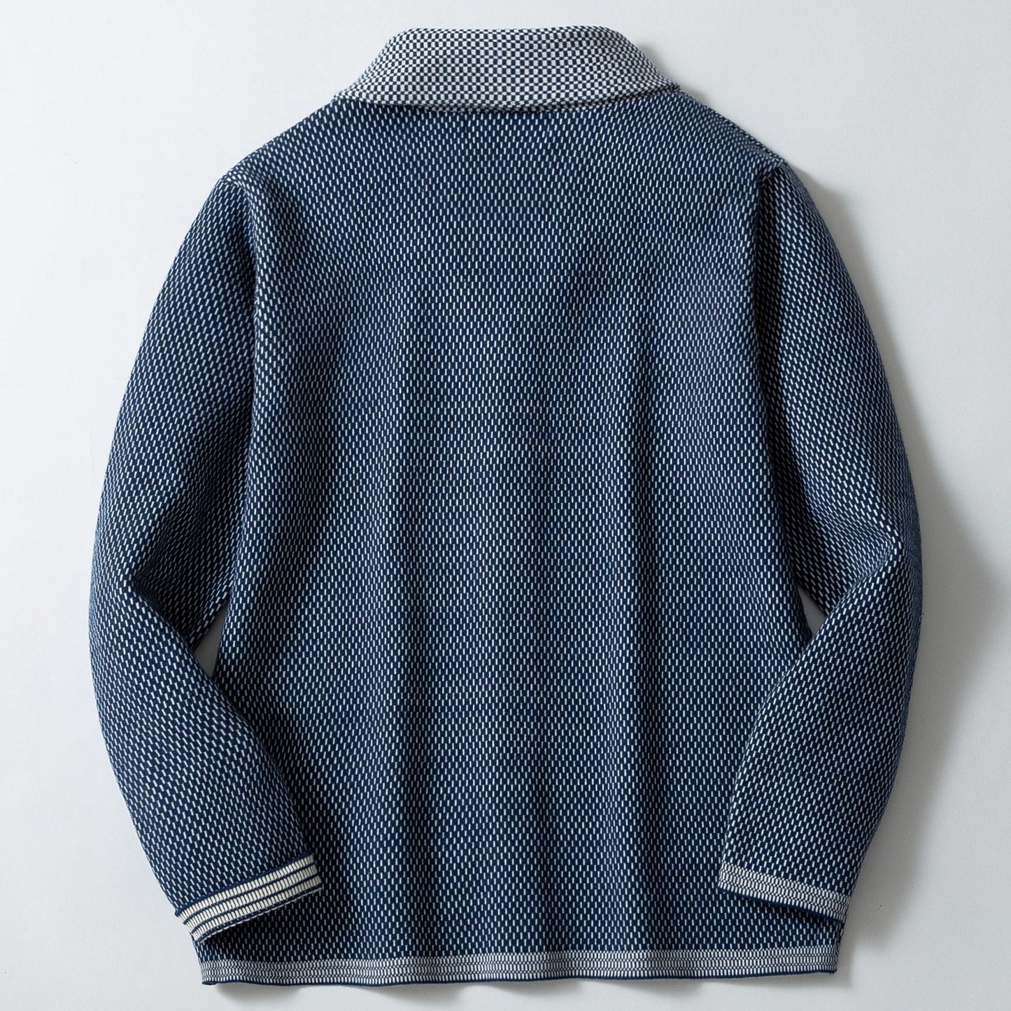 Herrkofta med eleganta knappdetaljer och bred sjalkrage Skorter