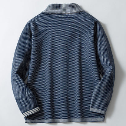 Herrkofta med eleganta knappdetaljer och bred sjalkrage Skorter