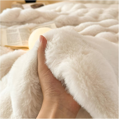 Skorter | Fluffy Faux Fur Travel Blanket – Soft and Washable Fleece Blanket
