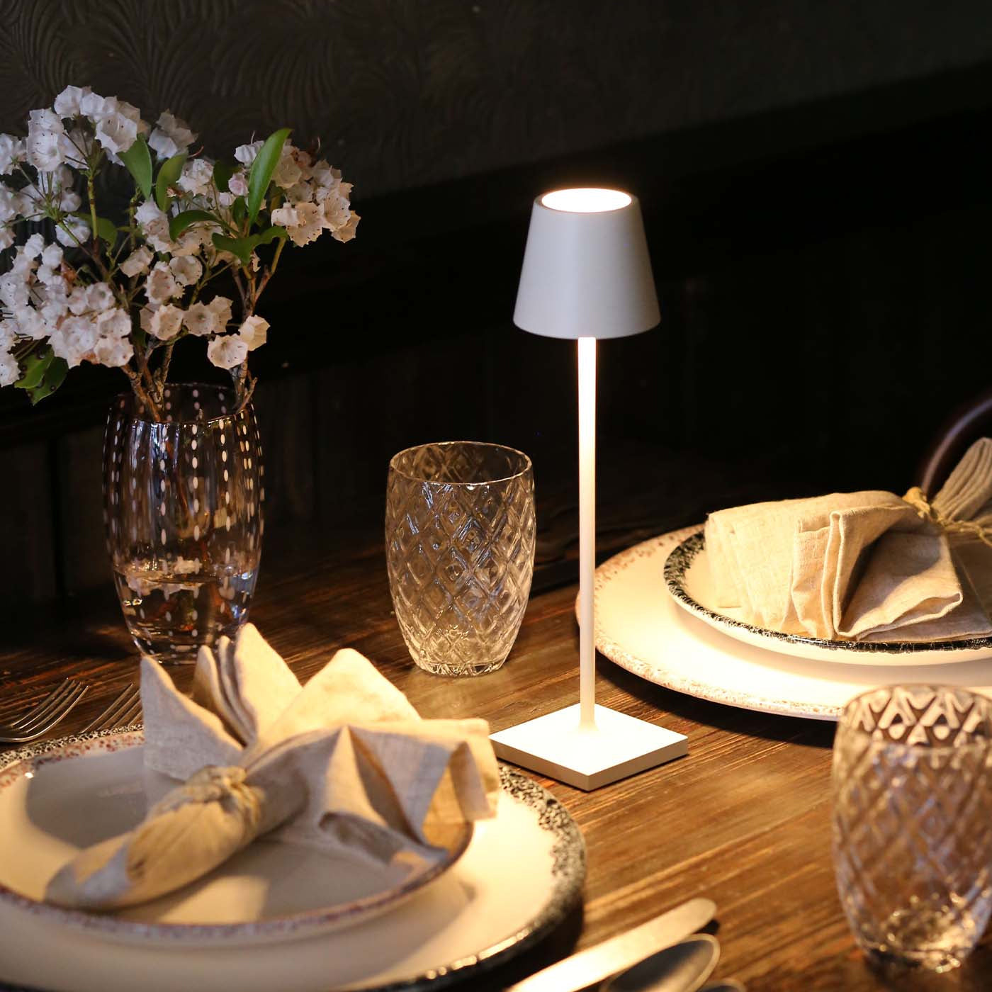 Skorter | PoldLight – Modern LED Table Lamp with Charging Capability