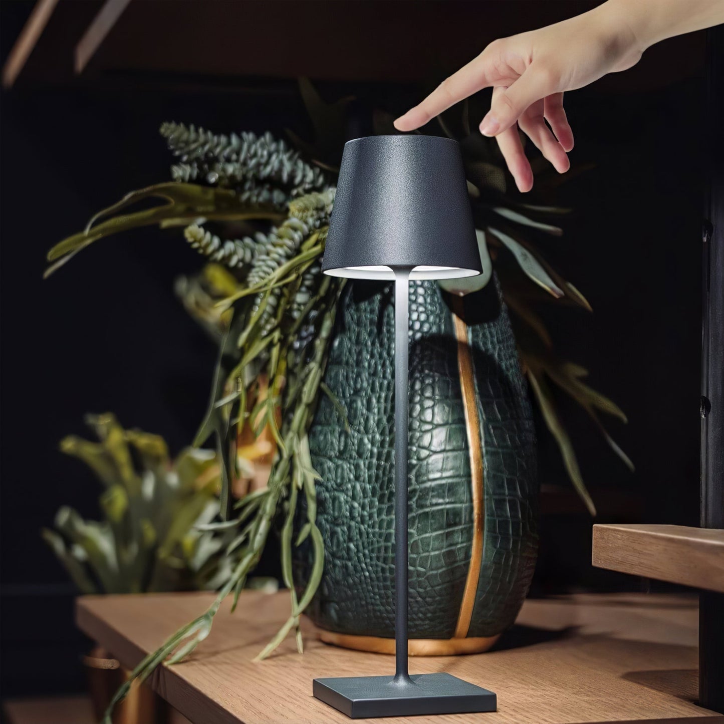 Skorter | PoldLight – Modern LED Table Lamp with Charging Capability