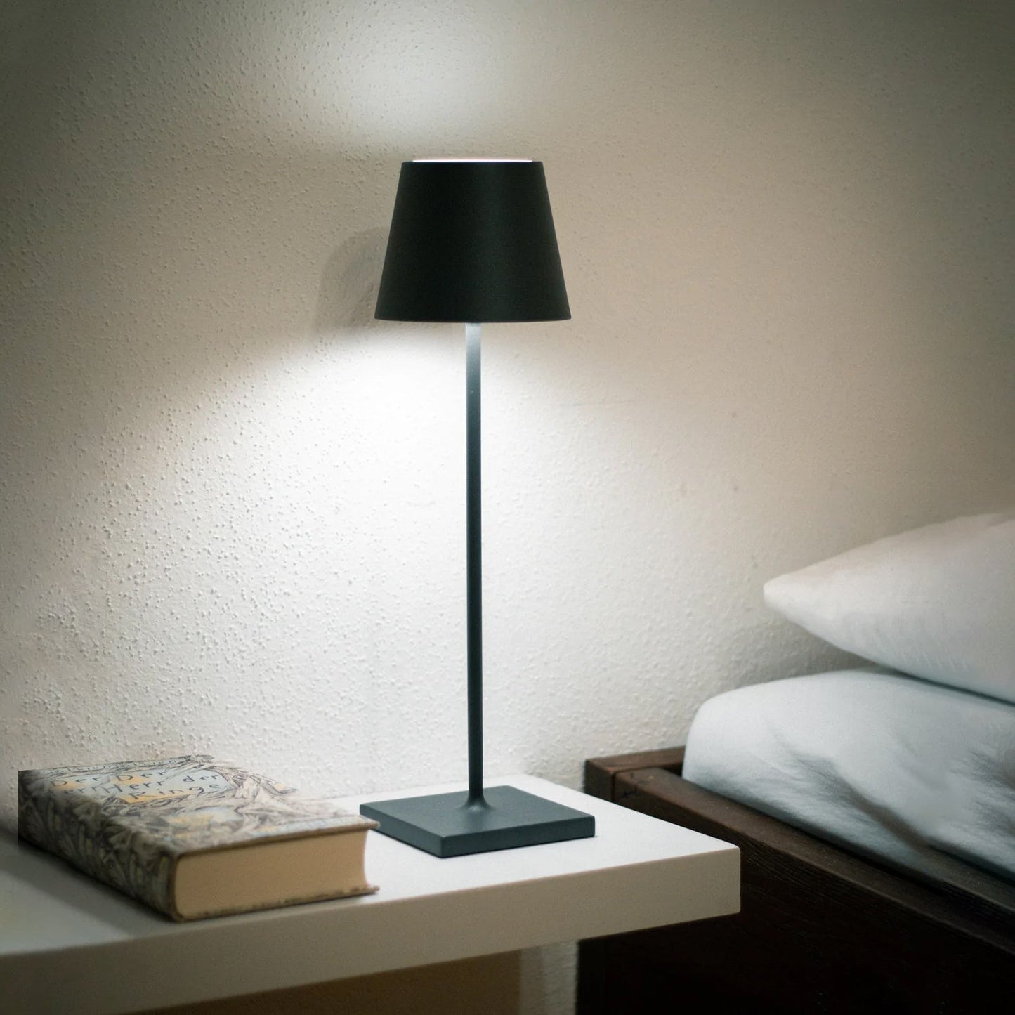 Skorter | PoldLight – Modern LED Table Lamp with Charging Capability