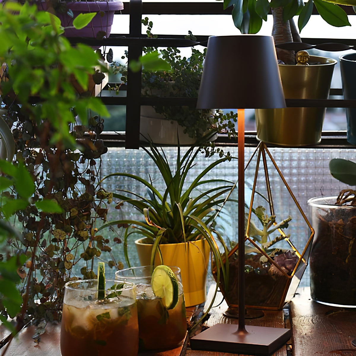 Skorter | PoldLight – Modern LED Table Lamp with Charging Capability