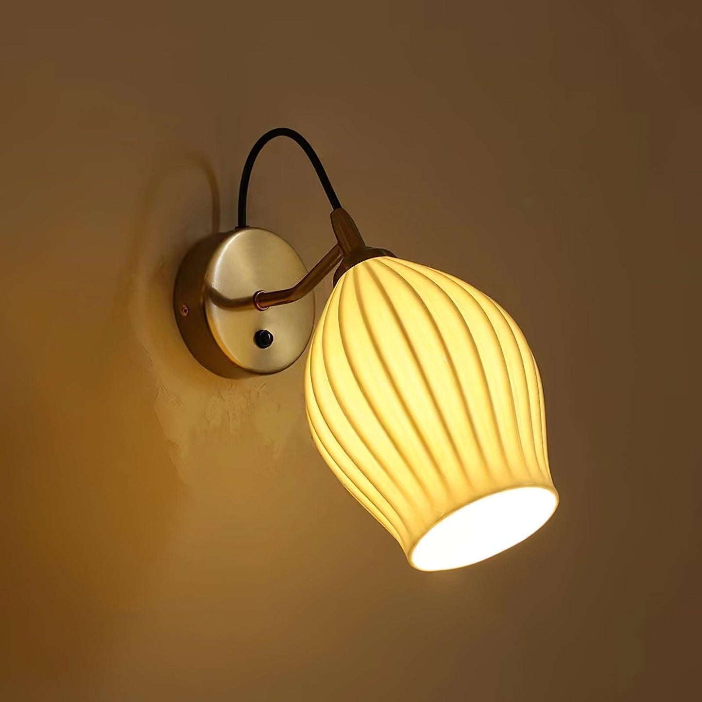 Skorter | Ceramic Ribbed Wall Lamp