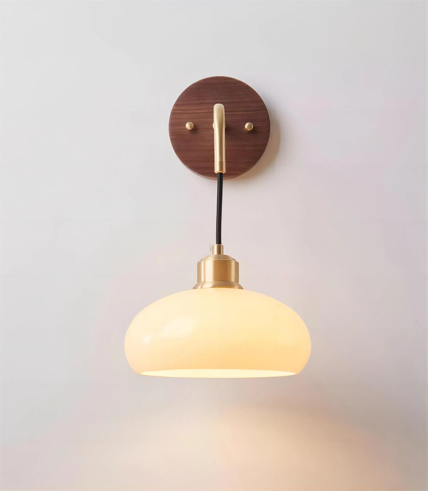 Skorter | WalnutEdge – Modern Wall Lamp in Walnut and Brass
