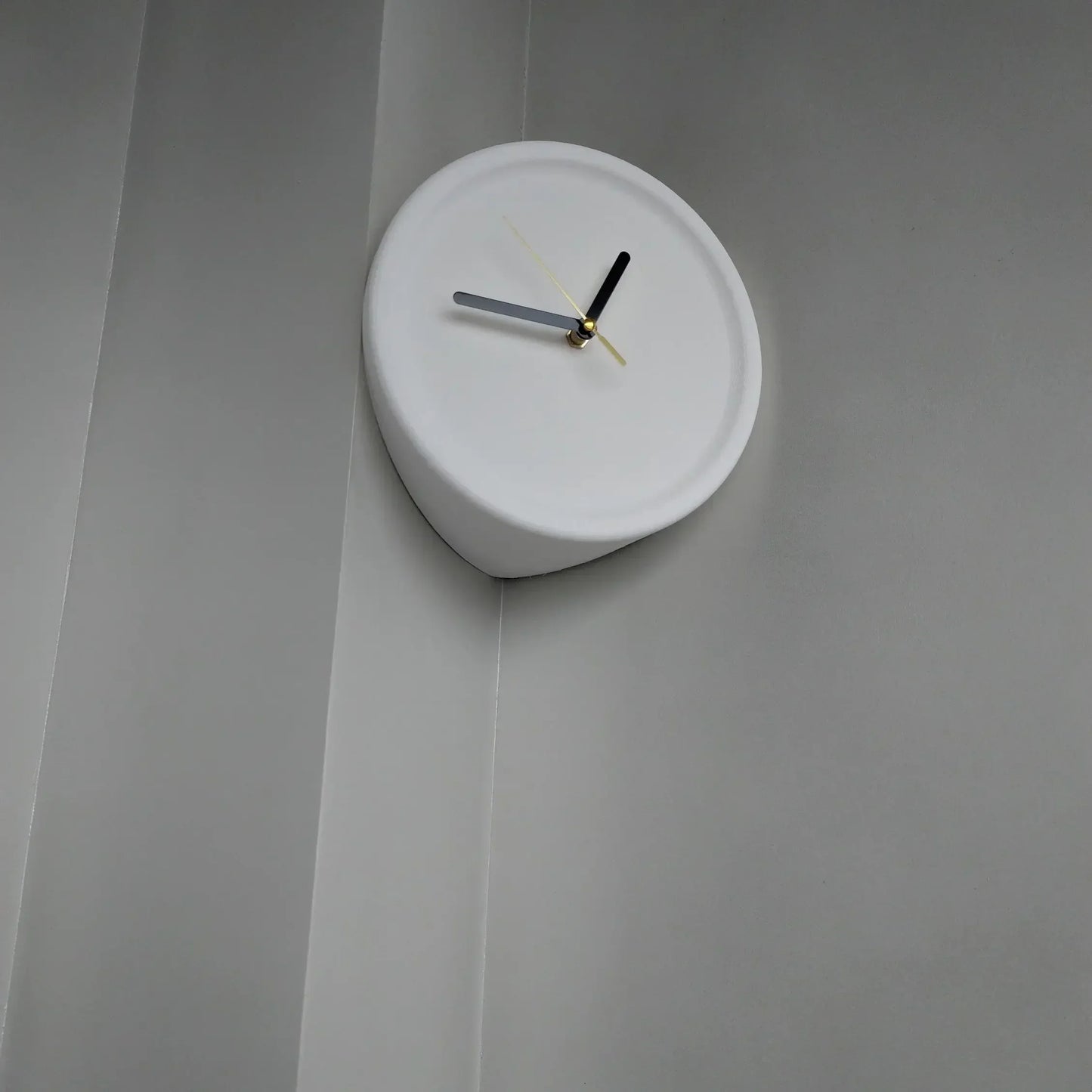 Skorter | SilentCorner - Silent Wall Clock without Drilling for Corners in the House