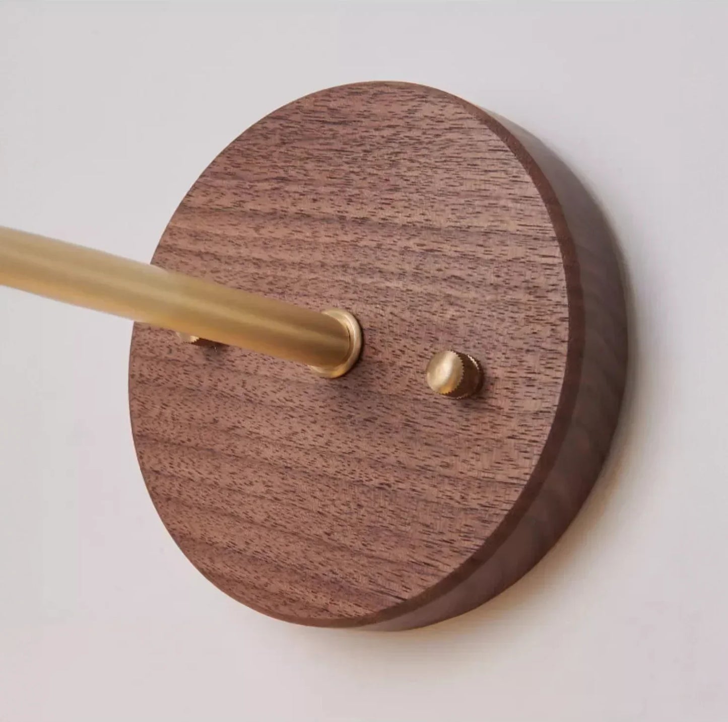 Skorter | WalnutEdge – Modern Wall Lamp in Walnut and Brass