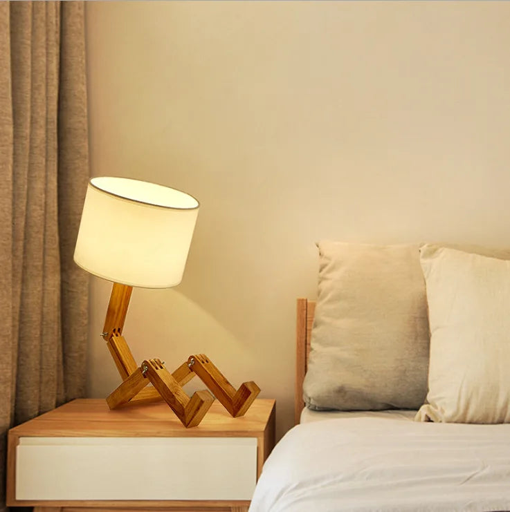 Skorter | Creative Wooden Robot Table Lamp – Stylish Modern Bedside Lamp for Bedroom and Desk Decoration