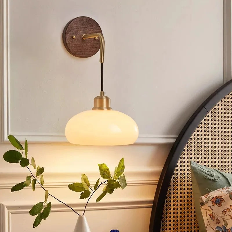Skorter | WalnutEdge – Modern Wall Lamp in Walnut and Brass