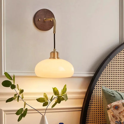 Skorter | WalnutEdge – Modern Wall Lamp in Walnut and Brass