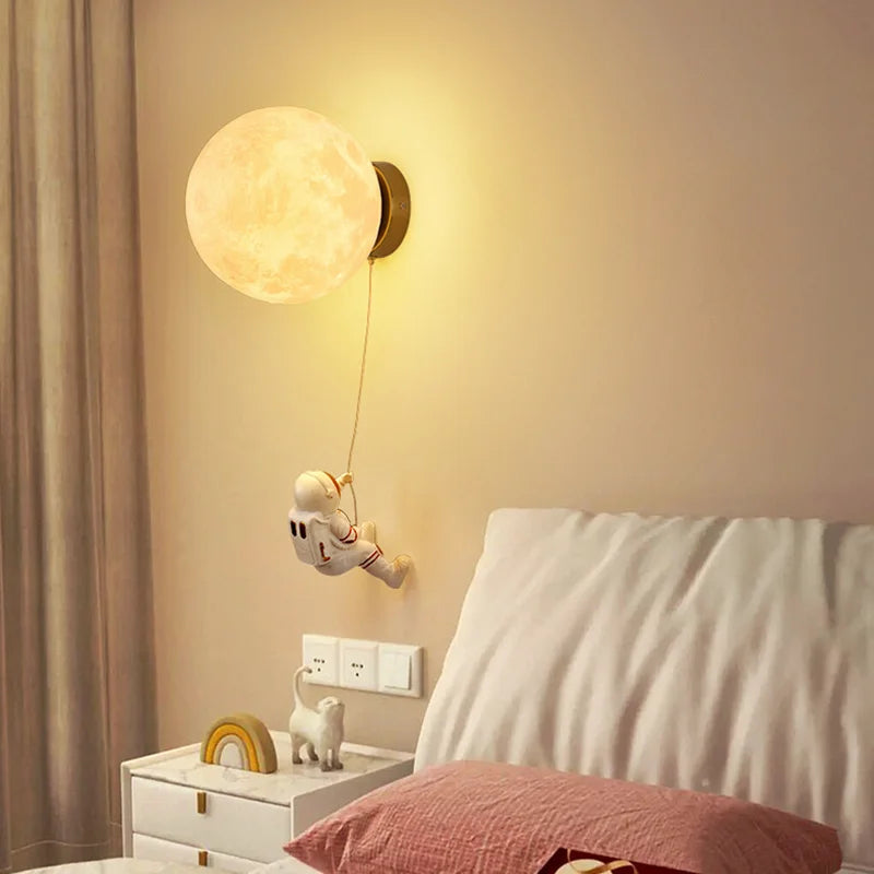 Skorter | LunarGlow - Astronaut Wall Lamp with Moon-Shaped Light