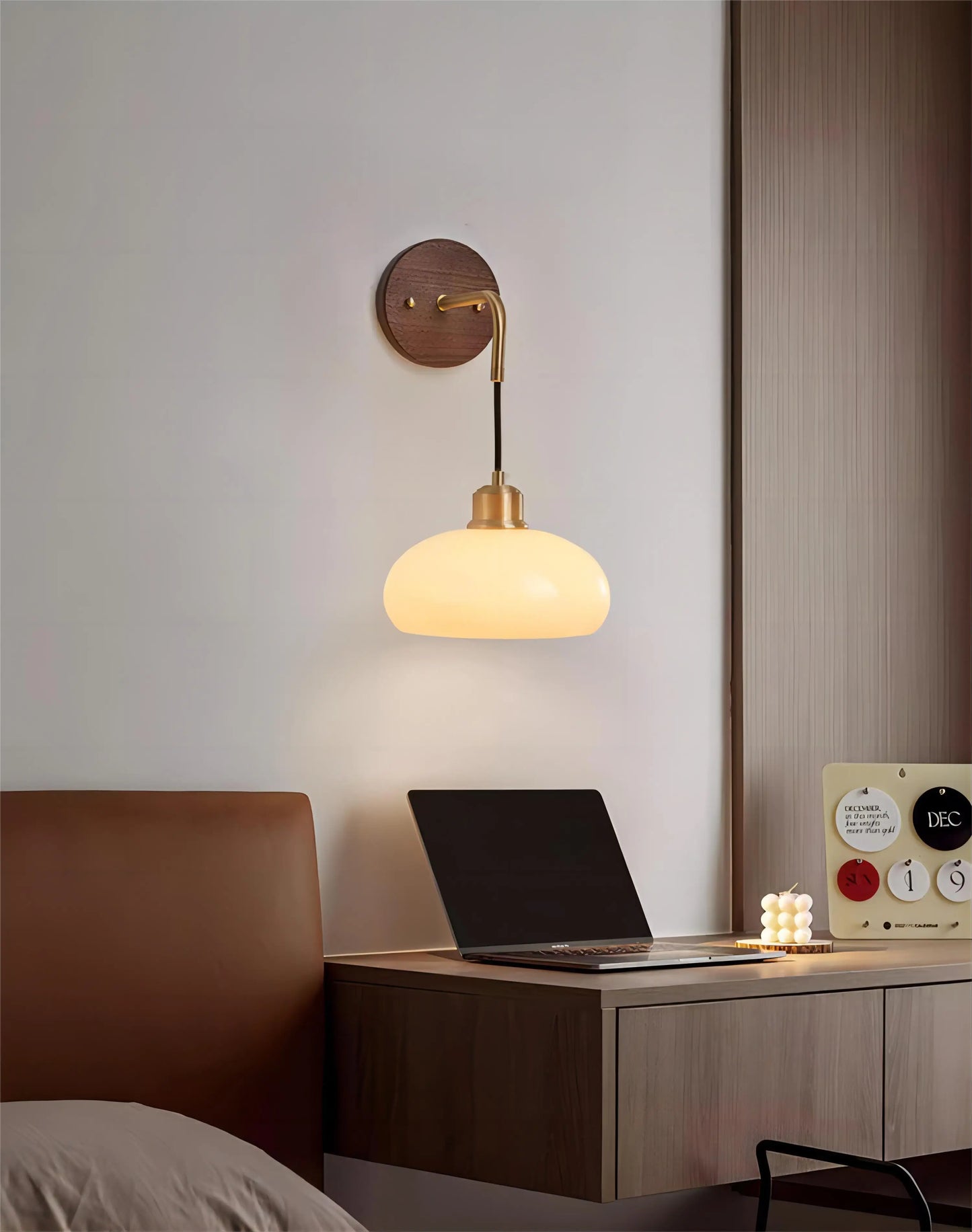 Skorter | WalnutEdge – Modern Wall Lamp in Walnut and Brass