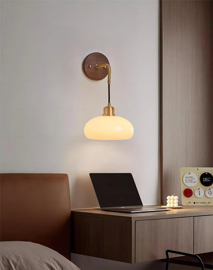 Skorter | WalnutEdge – Modern Wall Lamp in Walnut and Brass