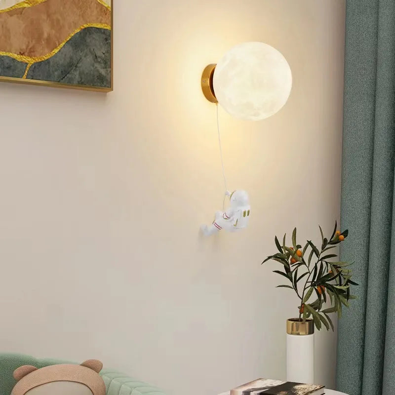 Skorter | LunarGlow - Astronaut Wall Lamp with Moon-Shaped Light