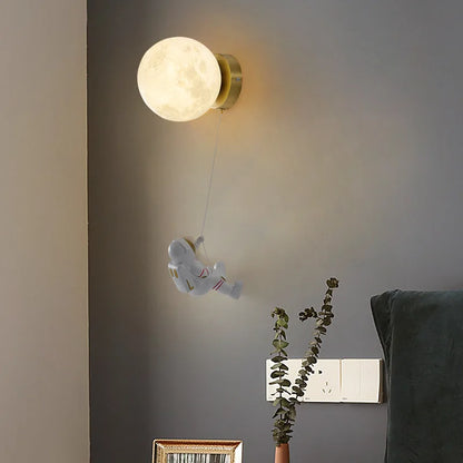 Skorter | LunarGlow - Astronaut Wall Lamp with Moon-Shaped Light