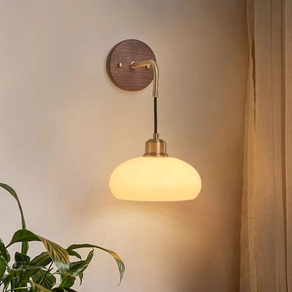 Skorter | WalnutEdge – Modern Wall Lamp in Walnut and Brass