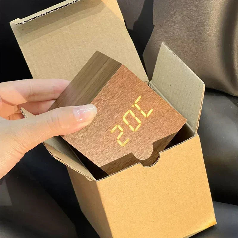 Skorter | LED-väckarklocka i trä med temperaturdisplay, digital tidsvisning och minimalistisk design – perfekt för sovrum och kontor