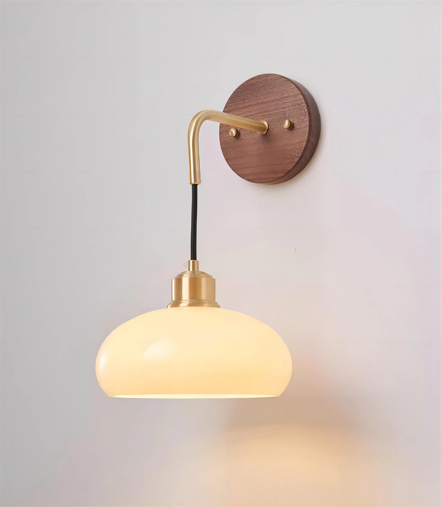 Skorter | WalnutEdge – Modern Wall Lamp in Walnut and Brass