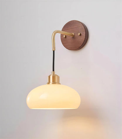 Skorter | WalnutEdge – Modern Wall Lamp in Walnut and Brass
