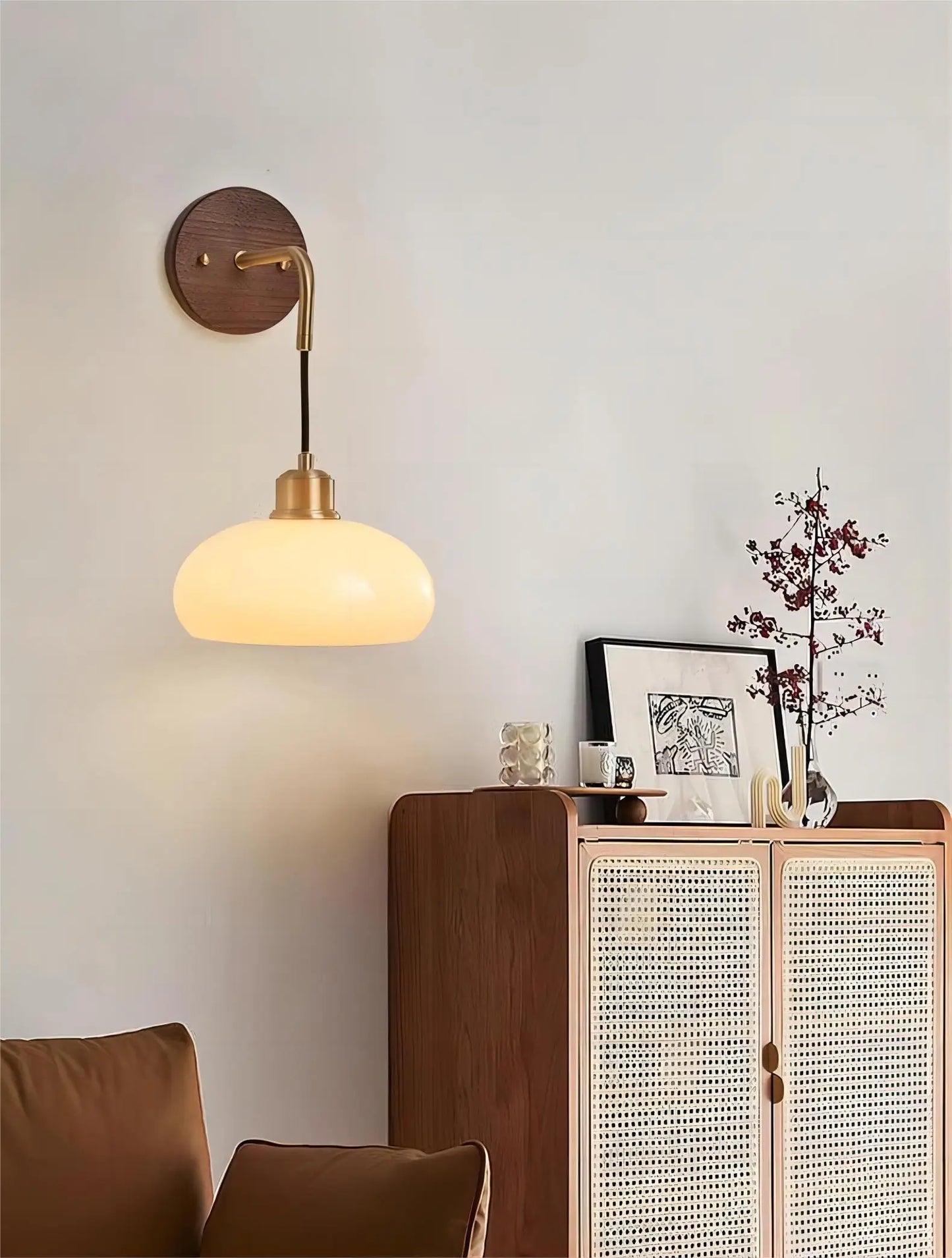 Skorter | WalnutEdge – Modern Wall Lamp in Walnut and Brass