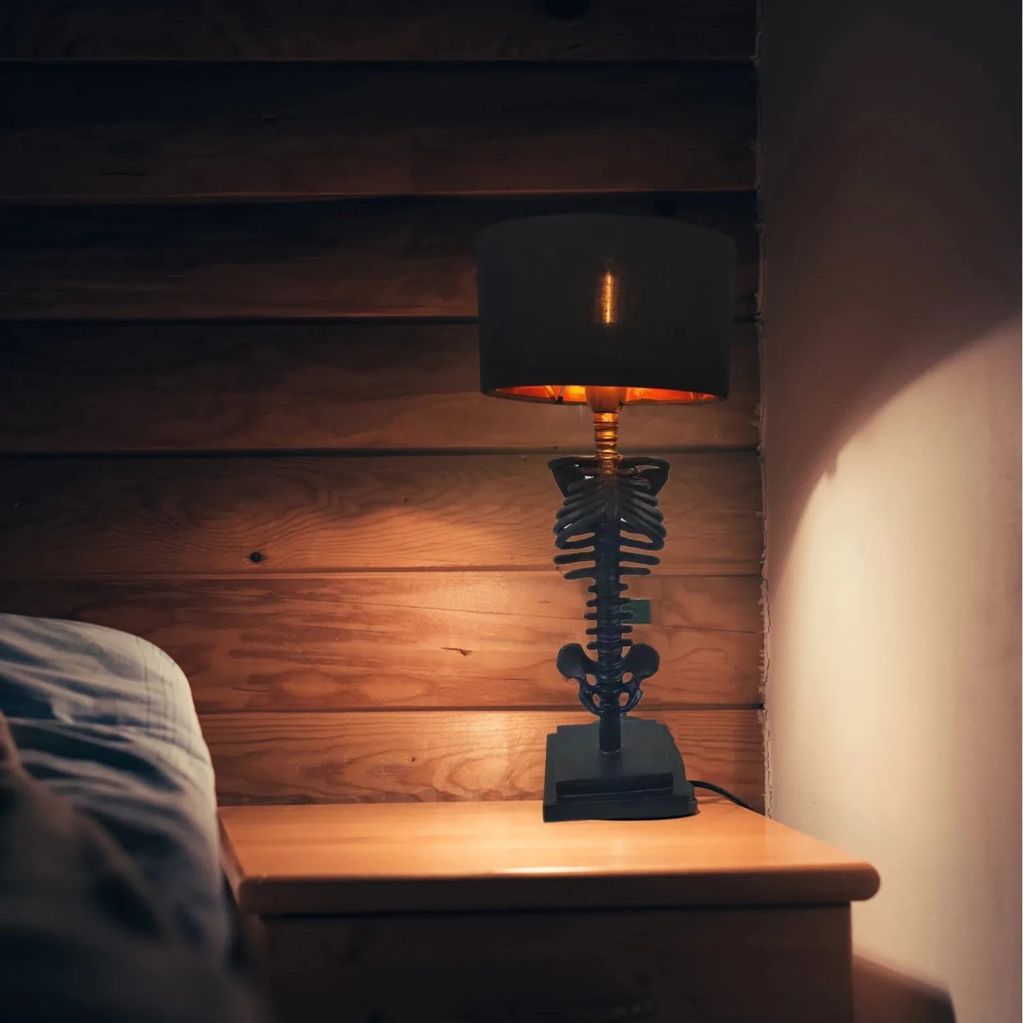 Skorter | Handcrafted Gothic Skeleton Table Lamp