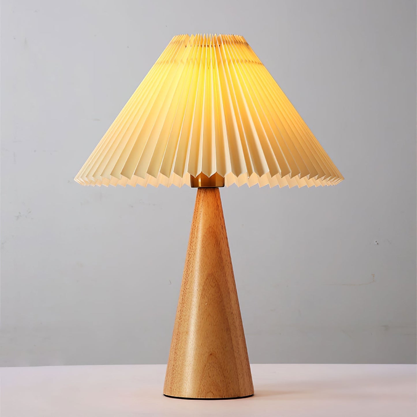 Skorter | AntiqueRadiance – Elegant Wood and Metal Table Lamp