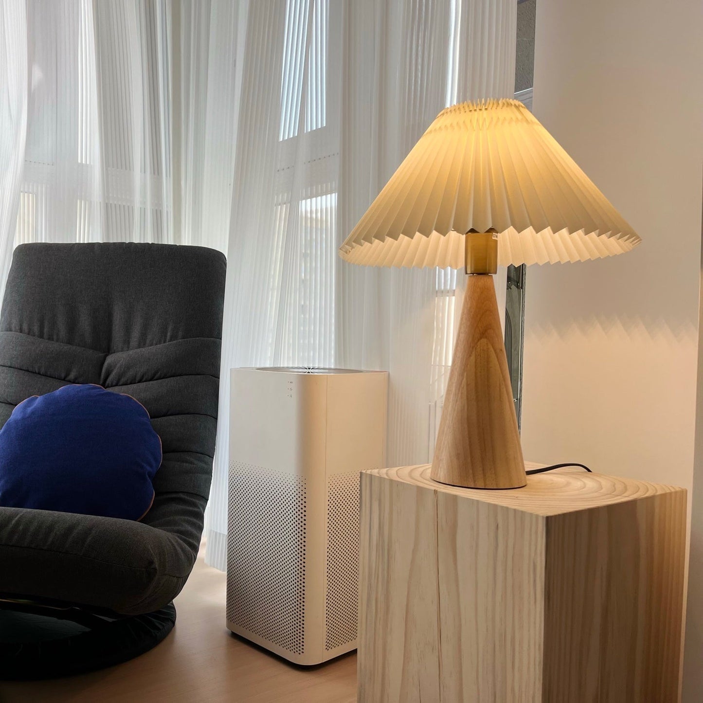 Skorter | AntiqueRadiance – Elegant Wood and Metal Table Lamp